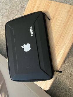 Apple MacBook Air 15-inch Midnight with Thule Case