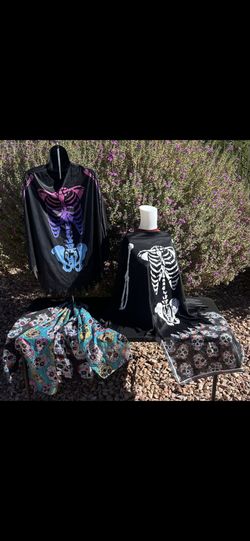 Halloween Costumes Set Of Two Skeleton Ponchos & 3 Skull Scarves-used once-in great condition