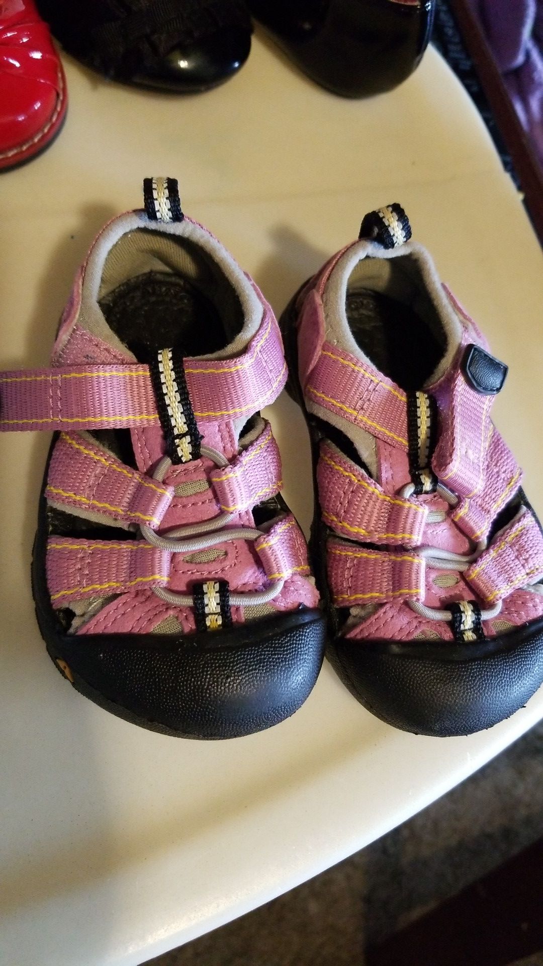 Girl sandals size 4