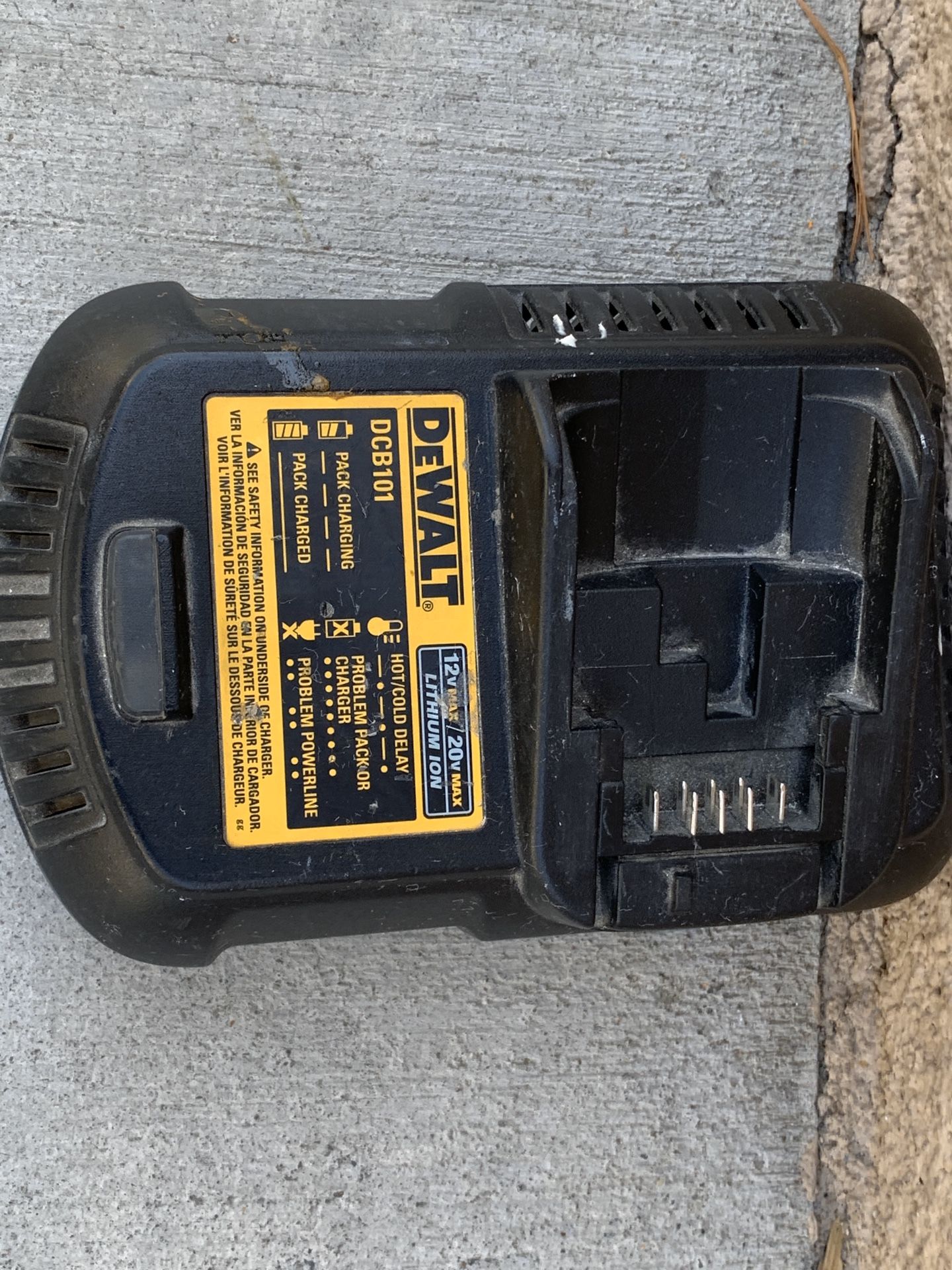 DEWALT DCB115 12V Lithium-ion Battery Charger