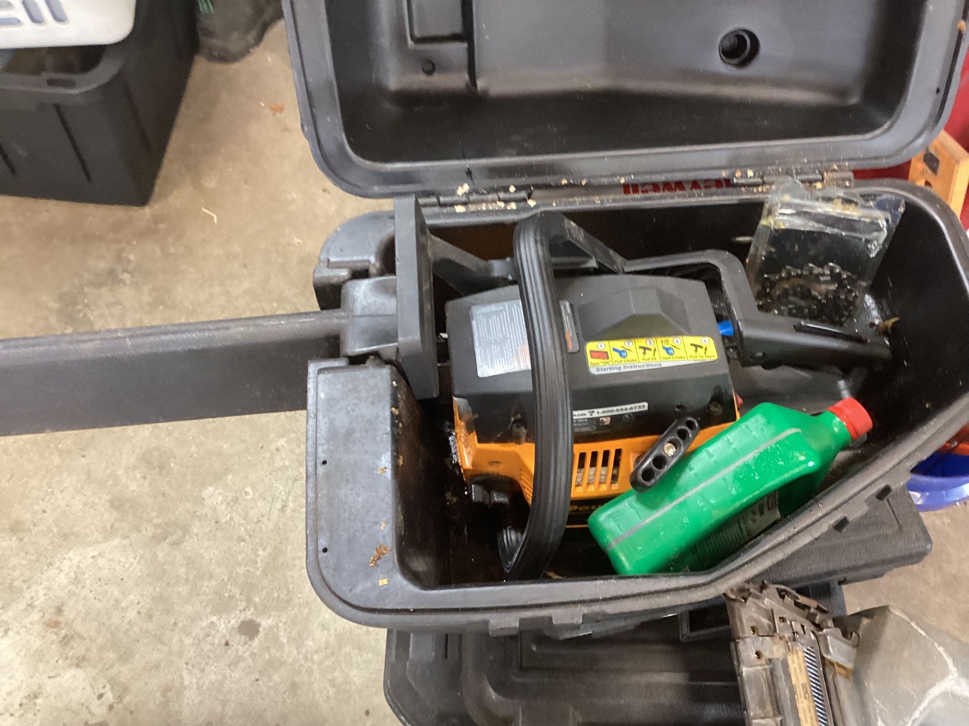 20 inch Poulan pro with case extra chain oil