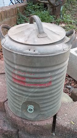 Insulated water cooler with lid