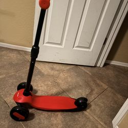 Three wheel scooter