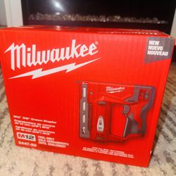 Milwaukee M12 crown stapler