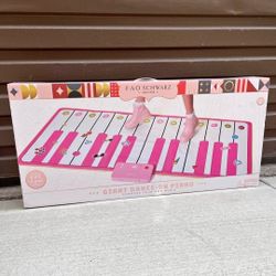 FAO Schwarz New York Giant Dance-On Piano Pink