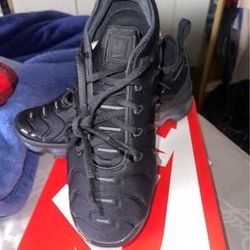 Air vapormax black black  Size 8.5 women or 7 men’s  Brand new never used . Only pair available