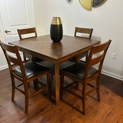 🪑 ELEGANT EXTENDABLE DINING TABLE – LIKE NEW – \$700 🪑