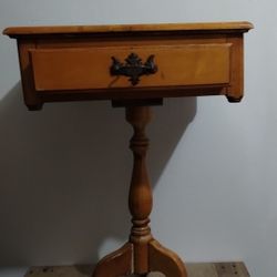 ANTIQUE - MC JOHN M. SMYTH END TABLE 