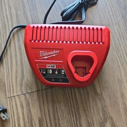 Milwaukee Charger M12