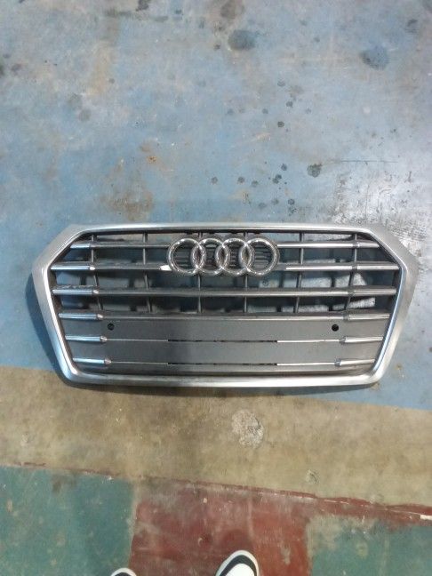 2018-2020 Audi Q5 front Grille W/ Emblem W/Park Assist OEM