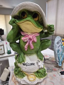 Large "WELCOME" sign Frog