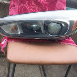 2015-18 FORD FOCUS LEFT SIDE HID & XEONE HEADLIGHT DAMAGED