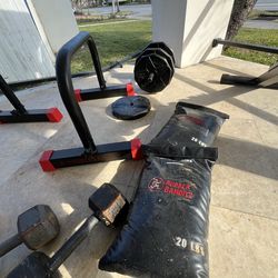 Equipo de gym en casa, incluye sacos de crossfir.   Home gym bench and equipment, includes  CrossFit bags.ONLY TODAY SALE