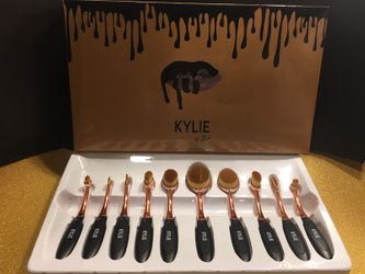 Makeup brushes