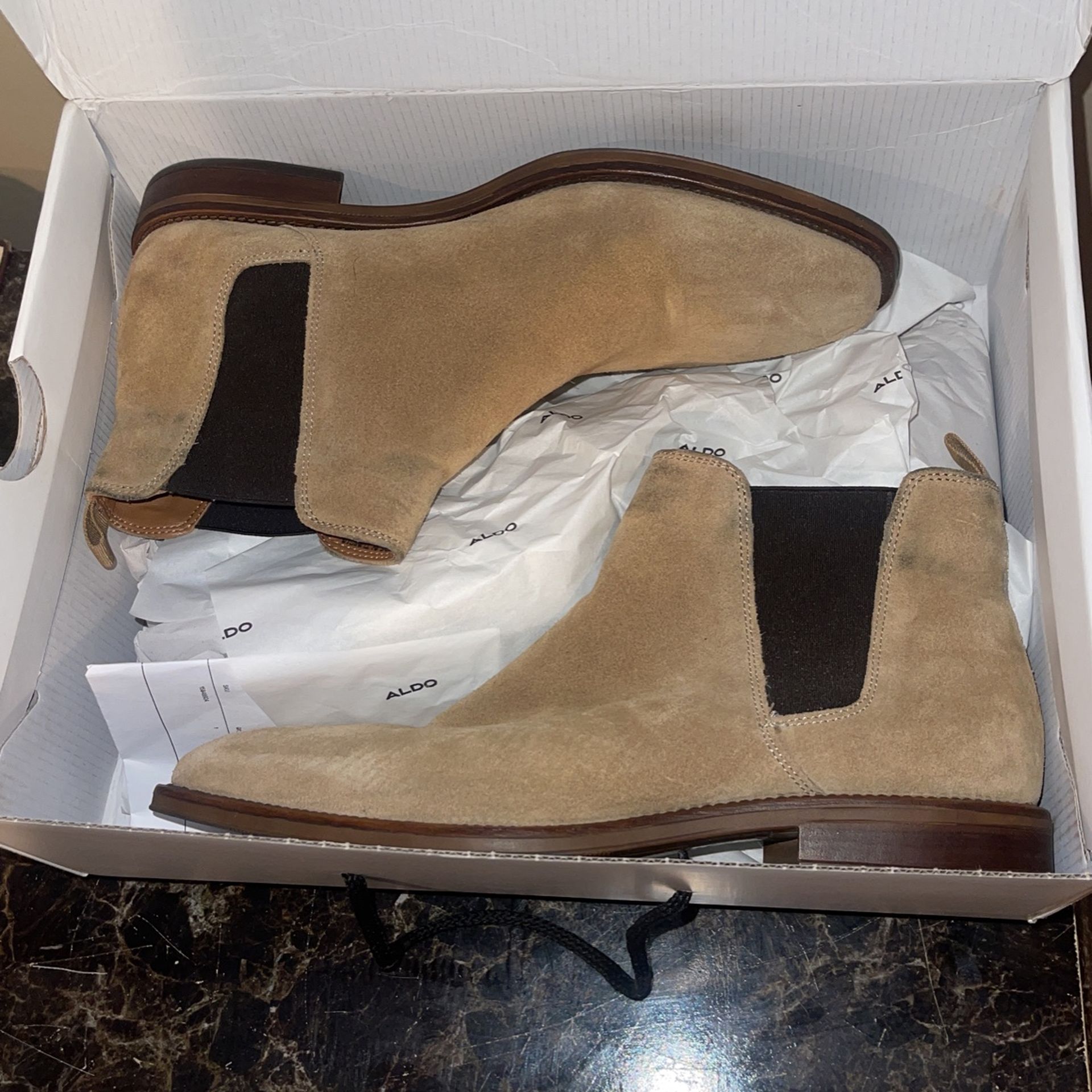 Chelsea boots in light brown leather suede size 8 in men