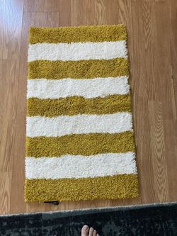 Lucky Brand Bath Mat 12$. No size 33 X 20 Just Washed Clean