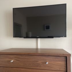 40" Sony TV + Wall Mount