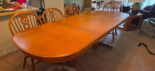 Excellent OAK high-end dining room set. Large table, four chairs and hutch/China closet