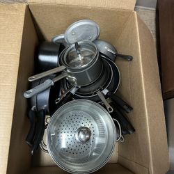 Small and medium pots and pans 