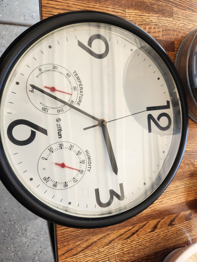 Clock With Temp & Humid