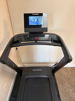 NordicTrack
NordicTrack - T Series 10 Treadmill with 10" Tilting Touchscreen and Compact Design - Black
