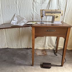 Singer Sewing Machine with Table 