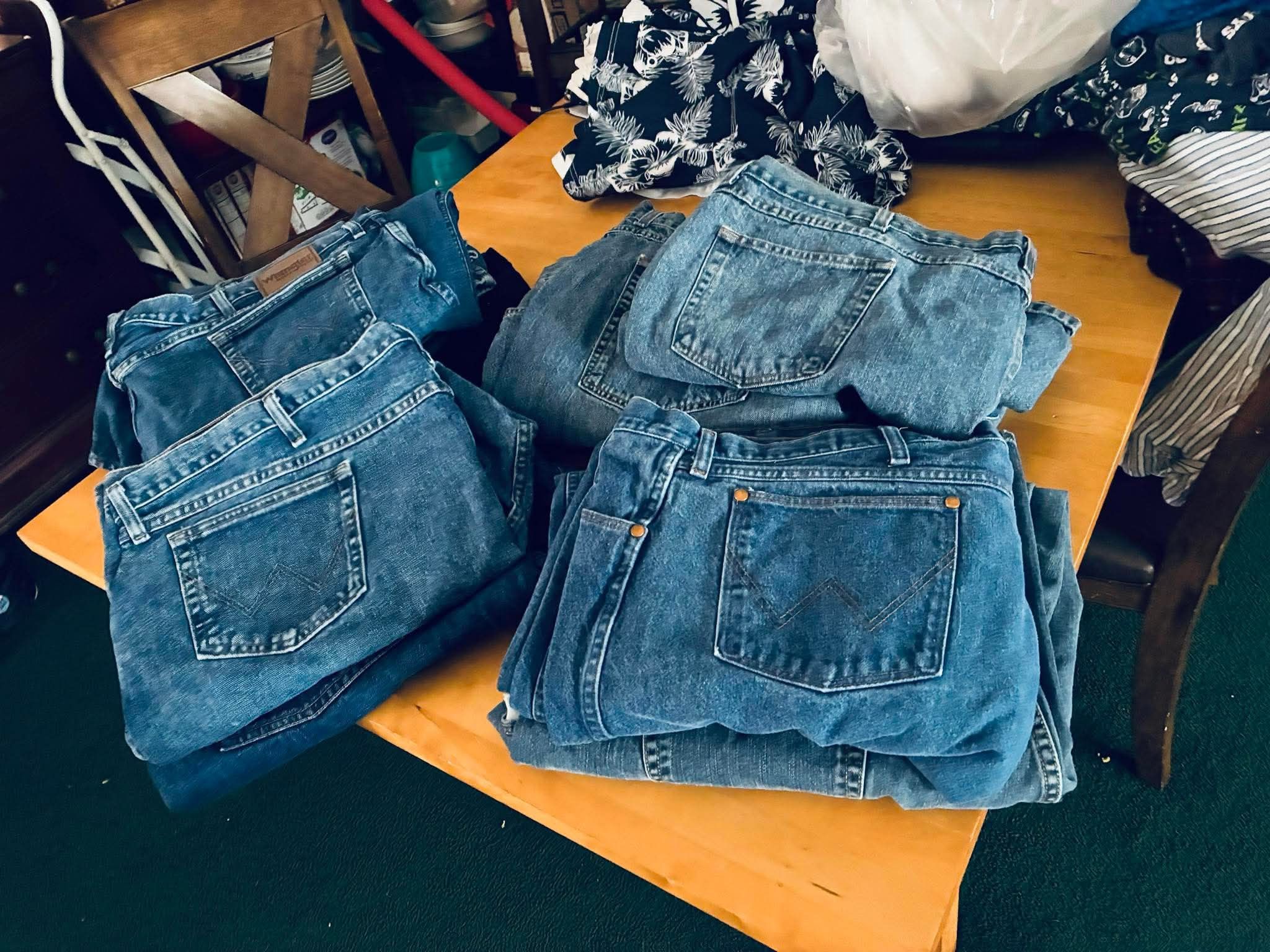 👖👖👖💕💕13 pairs of plus size men’s jeans, some are brand new (no tags) and others look new but may have been used at lease once ALL are in great