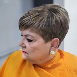 Estilista Licenciada (Especialista En Corrección De Color Y Corte)