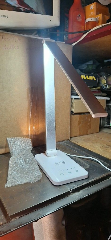 TABLE LAMP WHIT PHONE CHARGER ,THE LIGHT IS 4 WAYS