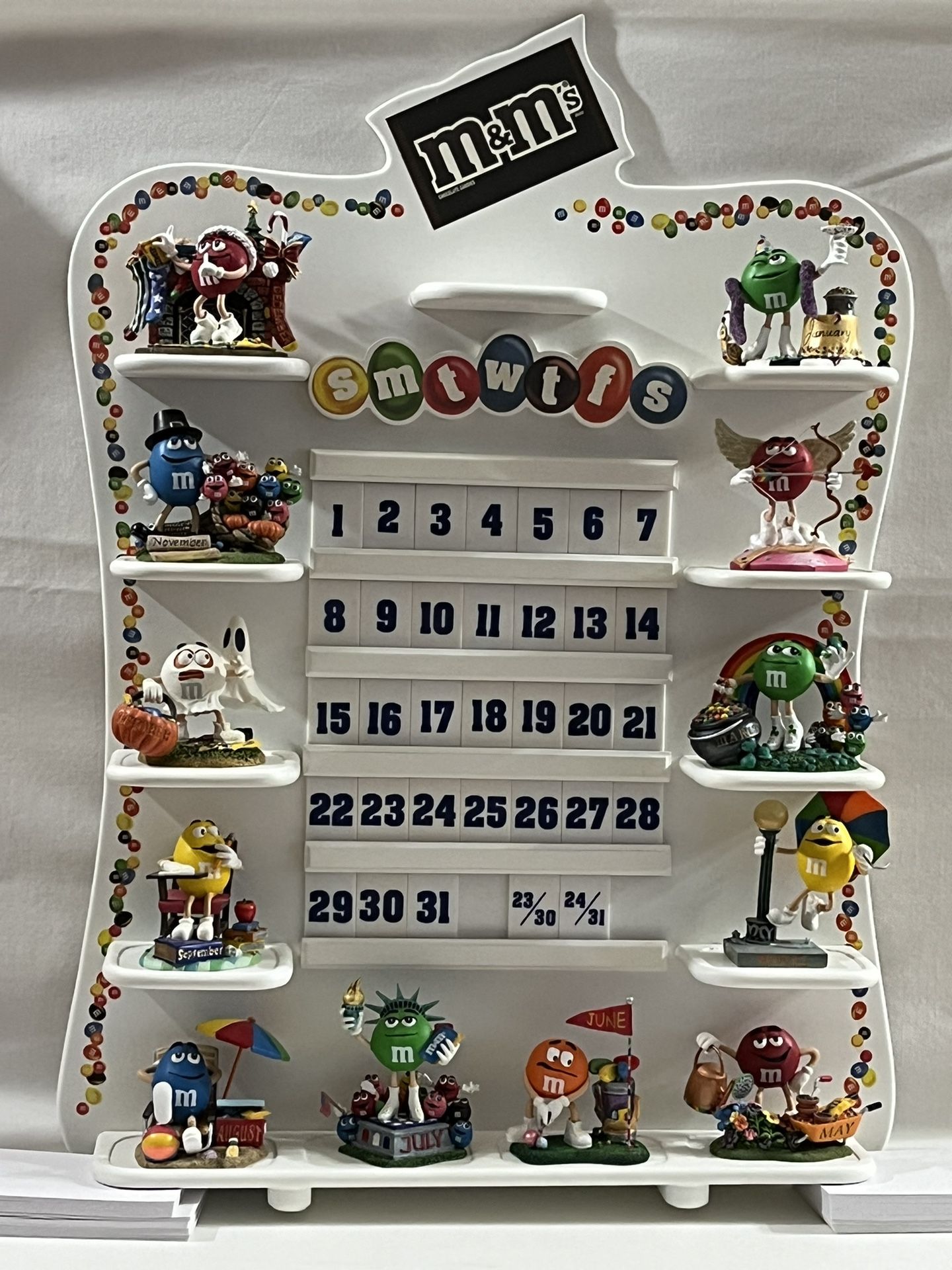 M&M’s Perpetual Calendar, Display Shelf comes with 12 figurines & number tiles.