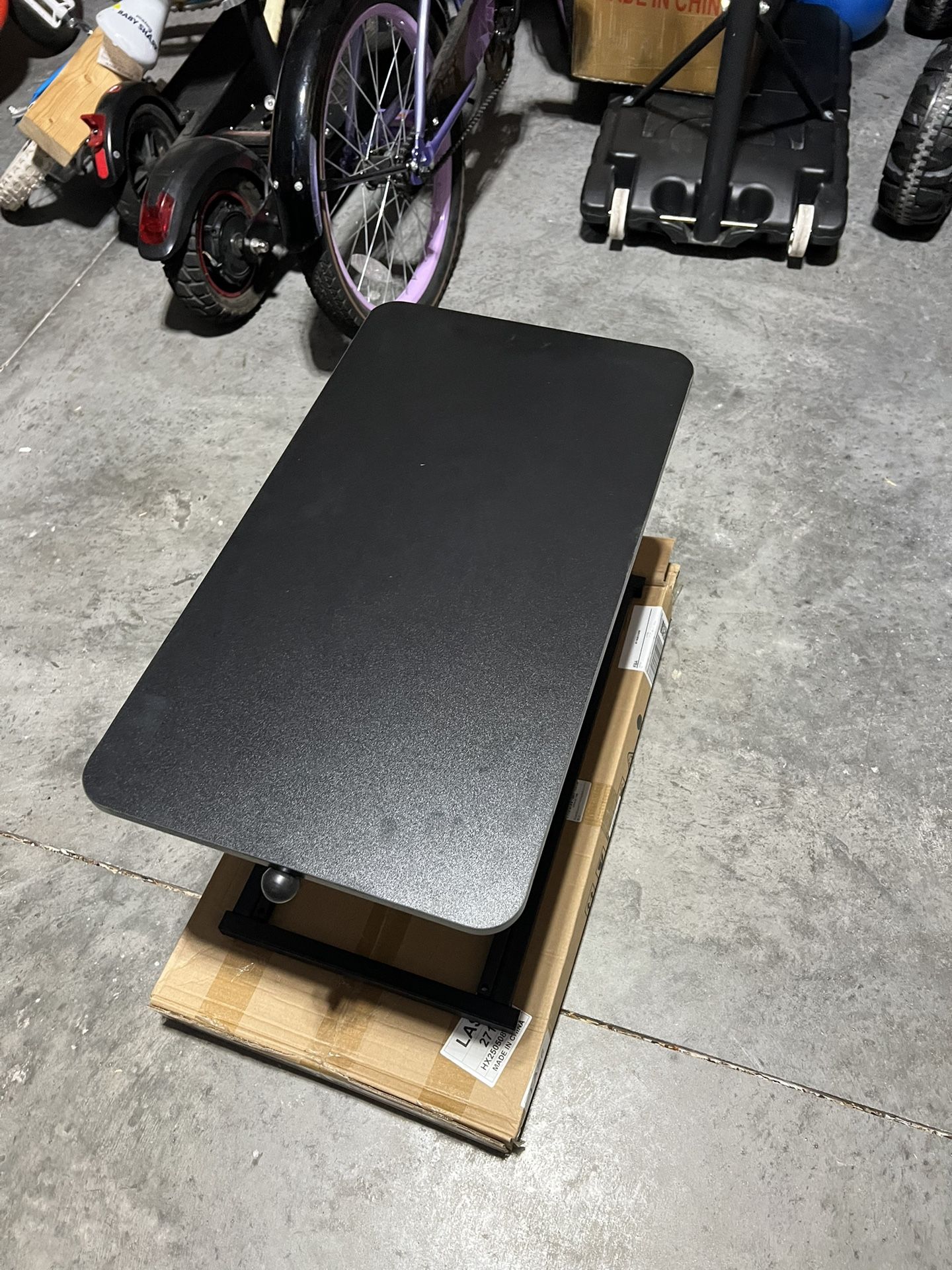 Adjustable standing desk