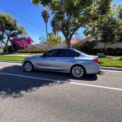 BMW 328i 2013 – 4 puertas, excelente estado, azul