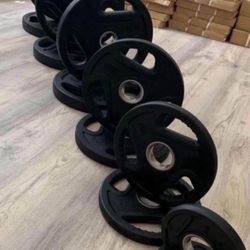 Set 245 lbs Rubber Plates BRAND NEW IN BOX  245 lbs x 380$ Or 1.8$ each POUND