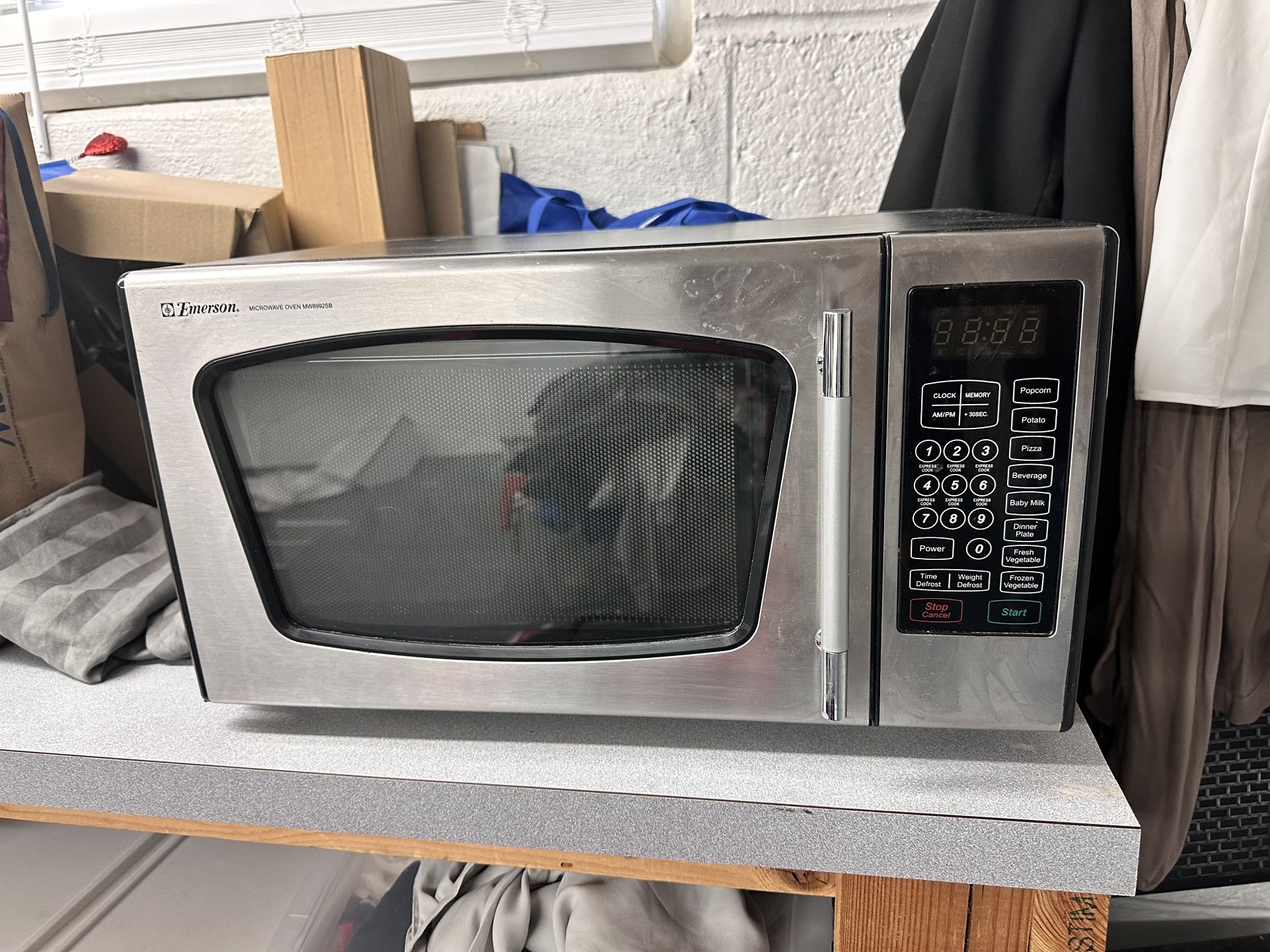 Emerson 900 Watt 0.9 Cubic Feet Microwave Oven MW8992SB