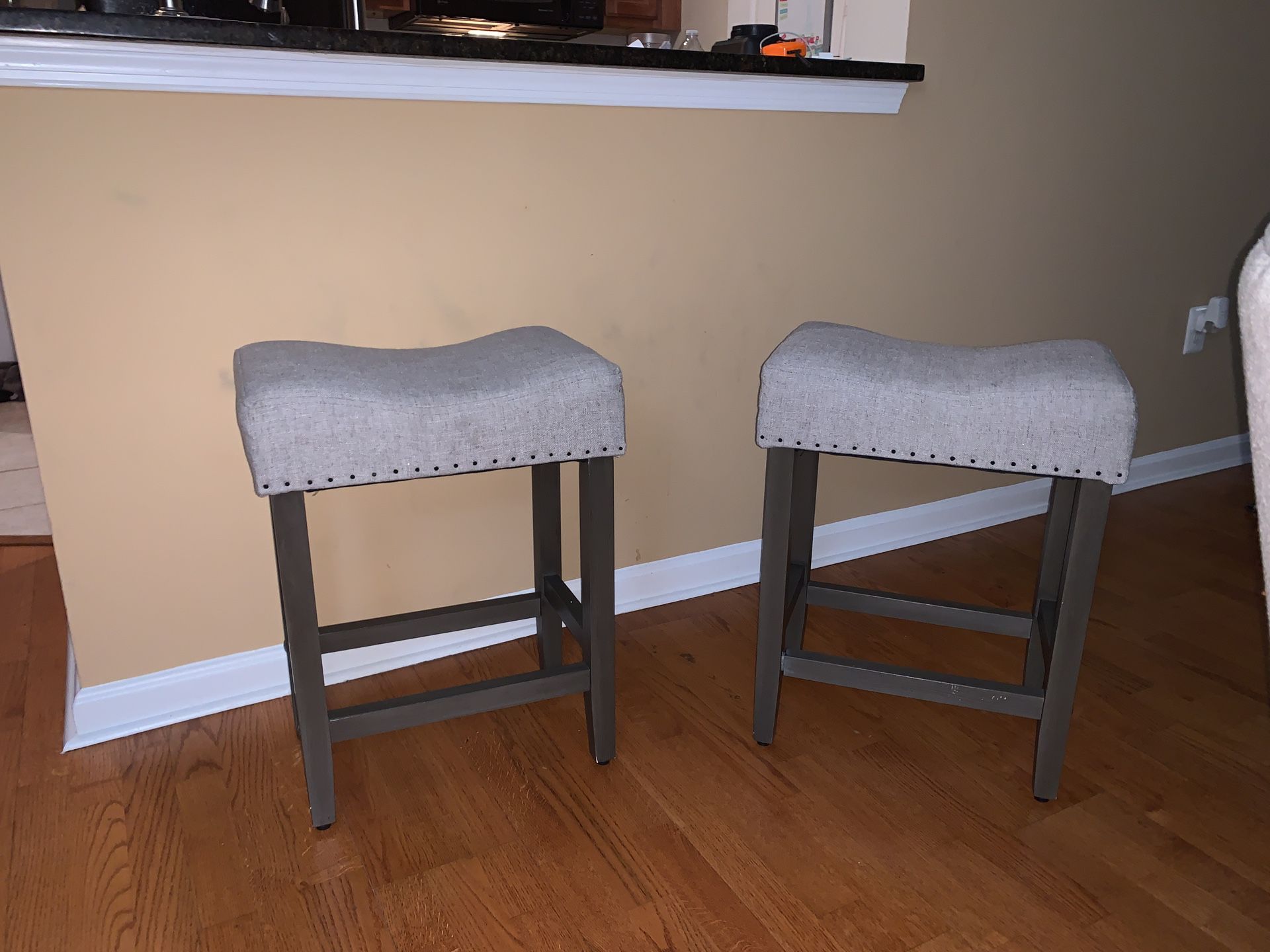 Set of 2 saddle back bar stools