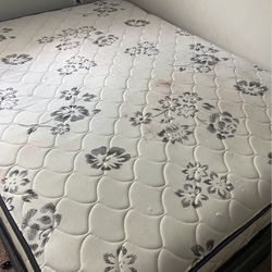 QUEEN MATTRESS AND BOX SPRING / box frame included 