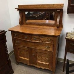Beautiful mirrored dresser, well carved, 3 drawers + cabinet