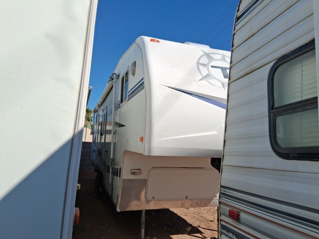 5th Wheel LOFT Camper New AC