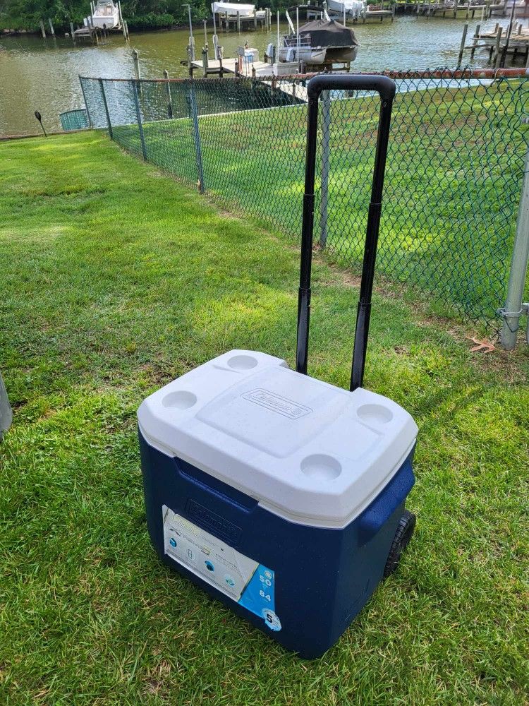 Coleman Xtreme wheeled cooler with retractable handle and drain plug- 50 Quart - fits 84 cans - L