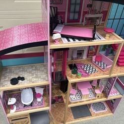 Kidkraft Dollhouse Mansion / Barbie Dream House