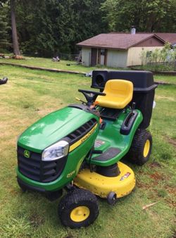 John Deere D105 tractor (bagger not included)