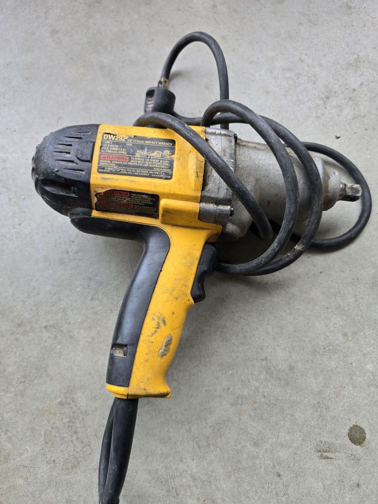 IMPACT 1/2 IN DEWALT CORDED.