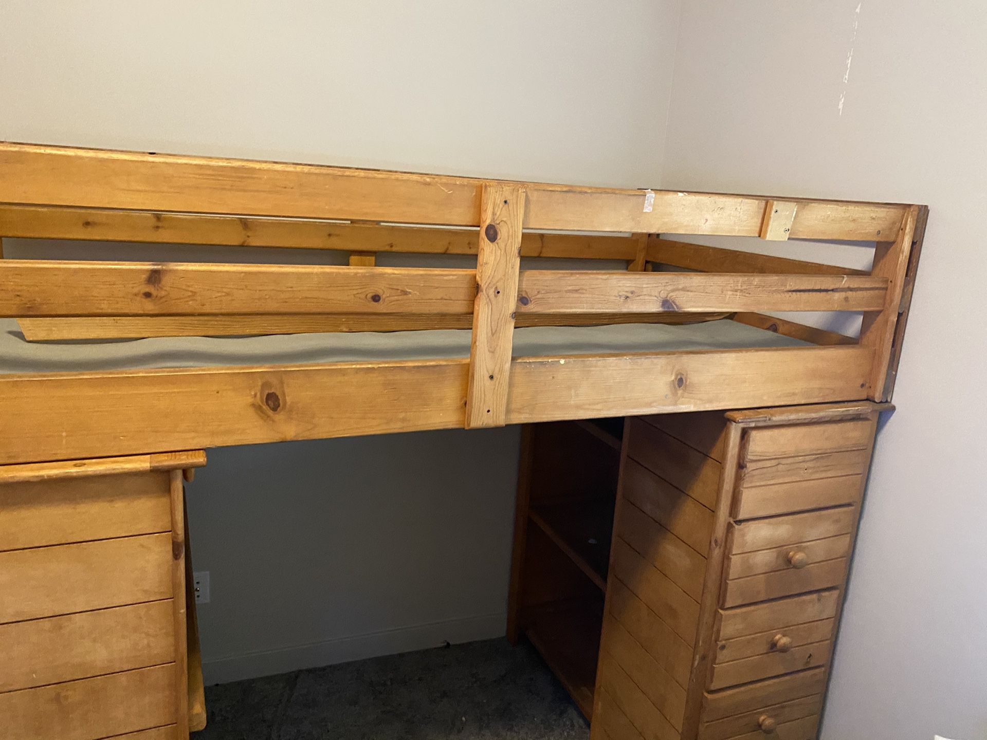 Twin bunk bed/loft