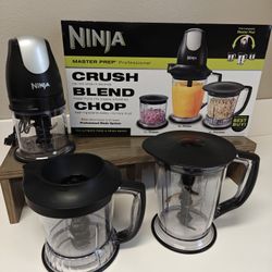 "BRAND NEW" NINJA MASTER PREP "FOOD PROCESSOR/ BLENDER"with 3 Pitchers 48oz, 40oz, 16oz, 450 Watts!!!WOW! ♥️