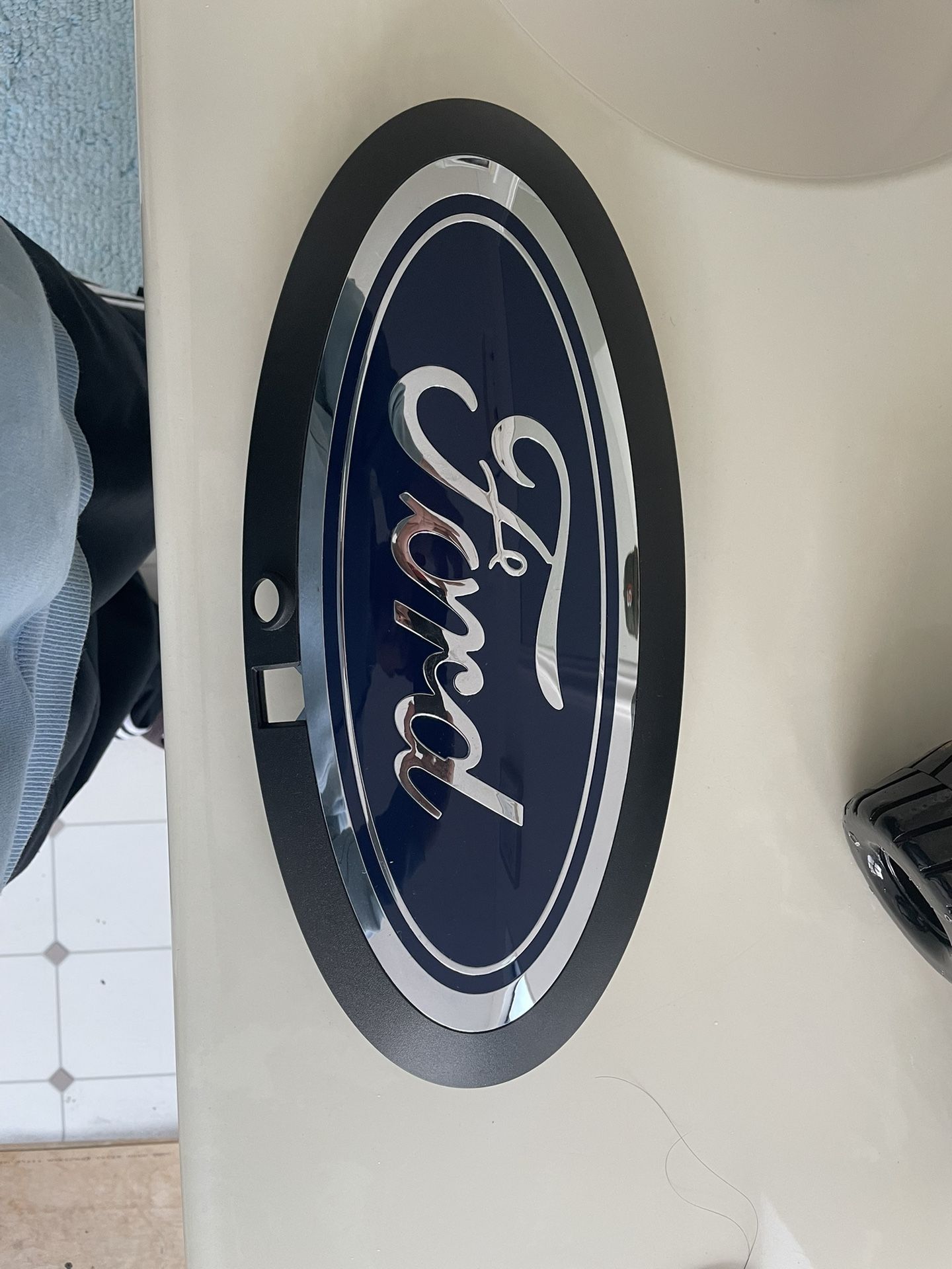 OEM FORD F-250 F-350 23-26 FRONT EMBLEM BADGE OEM W/CAMERA AND WASHER PC3B-19H250-A