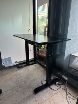 SHW Electric Height Adjustable Standing Desk – Memory Presets