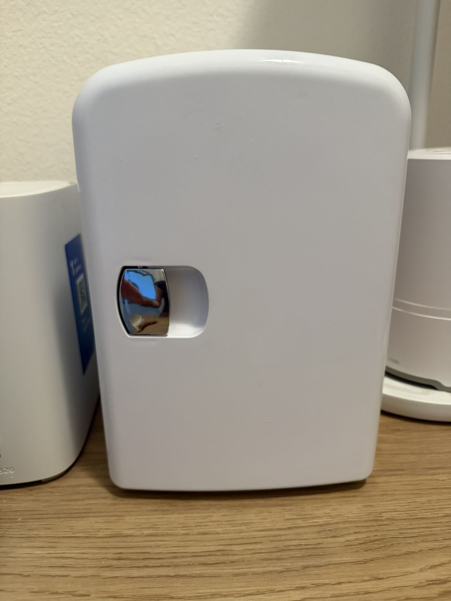 Compact Refrigerator, Portable Mini Fridge, Skin Care 4L Capacity/6 Cans, for Bedroom, Car, Office