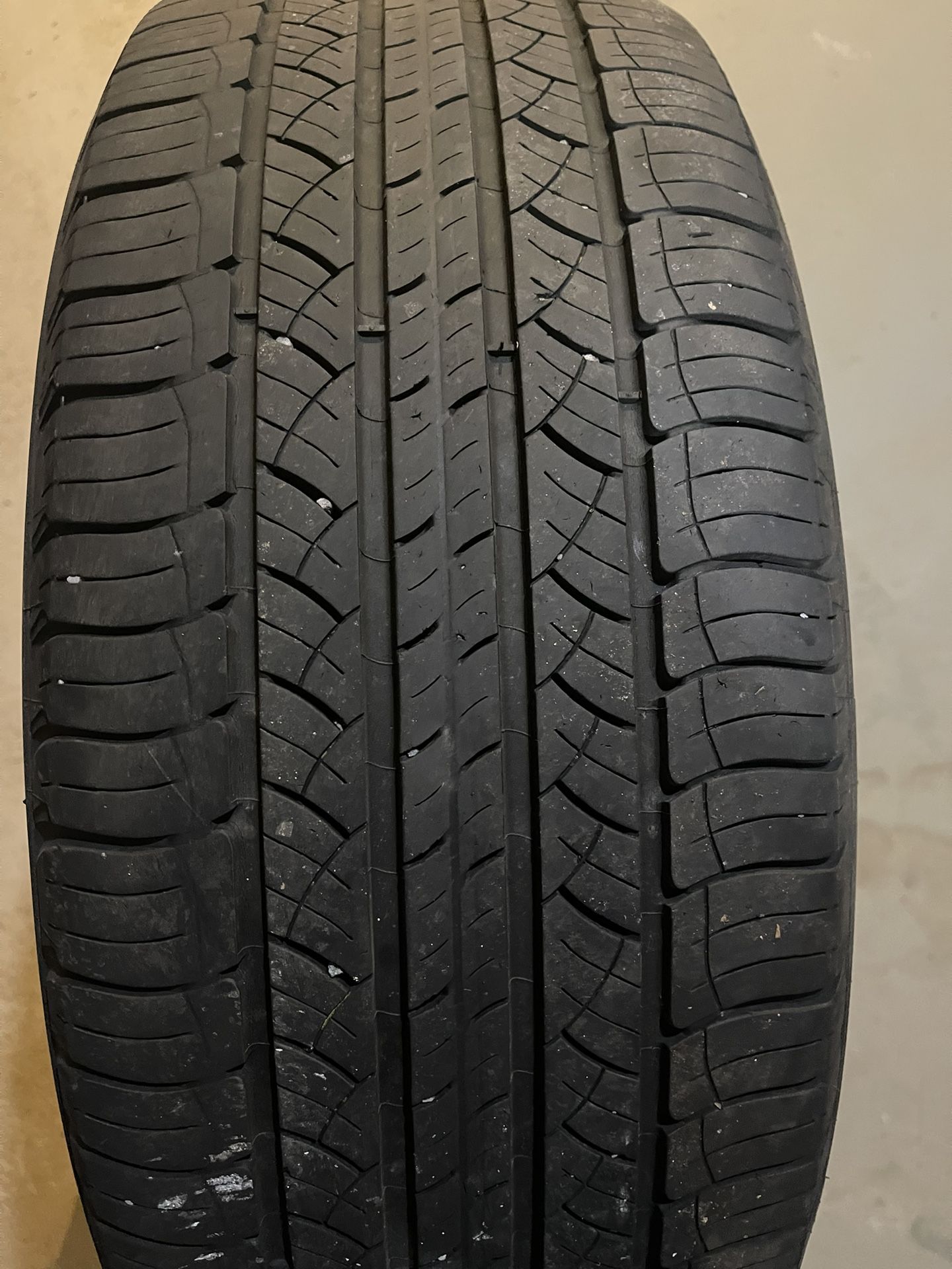 One tire 235/55R19 Michelin