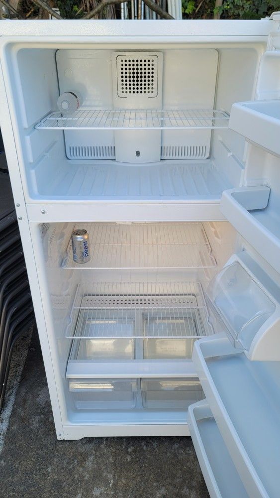 Precioso Refrigerador Hotpoint Seminuevo Listo Para Usar Super Limpio Lo Tengo Conectado Para Que Lo Mires Que Trabaja Bien $220