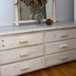 Set Armoire  and Dresser with Mirror / Armario y Tocador